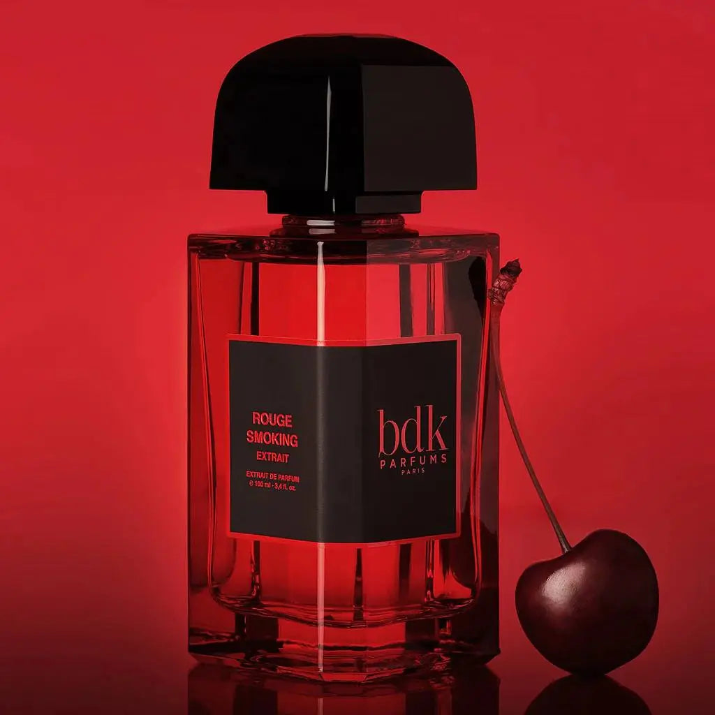 תקריב מכסה הבקבוק Rouge Smoking Extrait BDK – גימור יוקרתי ומלוטש
