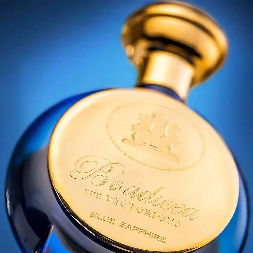 בקבוק Blue Sapphire Boadicea the Victorious – זווית אלגנטית