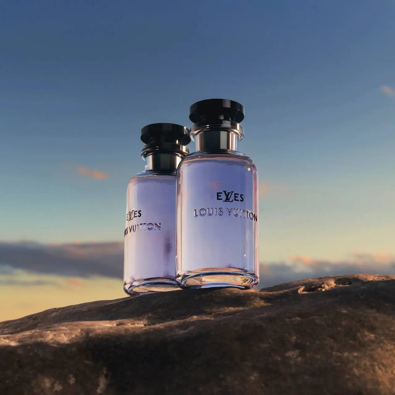 תצוגה כפולה של בושם eLVes לנשים (Two bottles view), המציגה את הבקבוקים המקוריים של המותג מזוויות שונות.