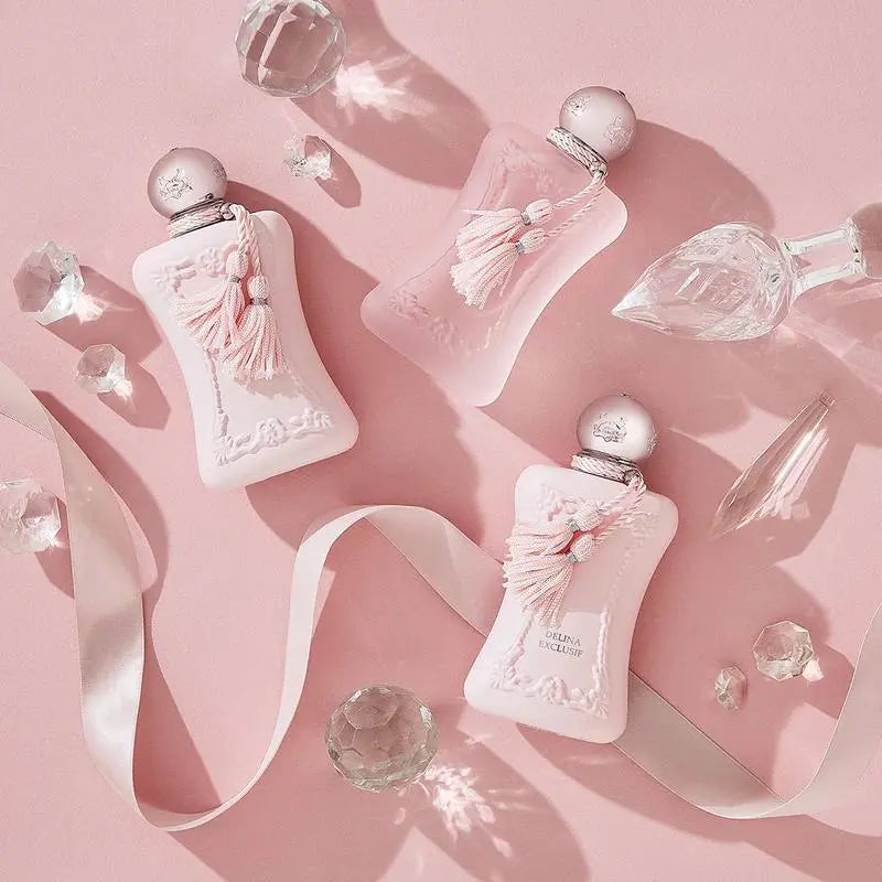 Delina Parfums de Marly – ניחוח נשי פרחוני-קרמי עם וייב יוקרתי