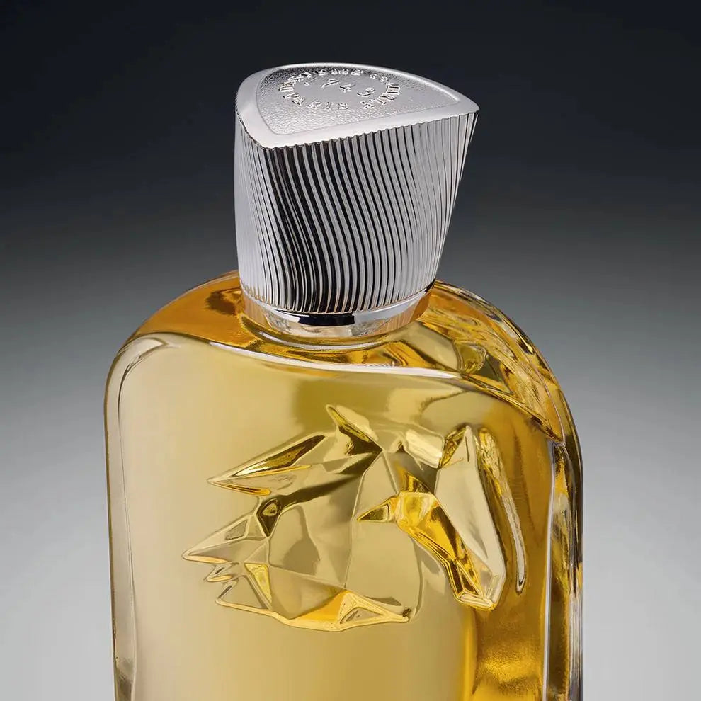 בושם Eragon (ארגון) מבית Parfums de Marly יוניסקס 100 מ"ל, מבט חזיתי על בקבוק האקסטרייט דה פרפיום היוקרתי והמרשים.