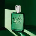 בושם Greenley (גרינלי) Parfums de Marly יוניסקס, זווית צילום אלגנטית המבליטה את עיצוב הנישה היוקרתי.