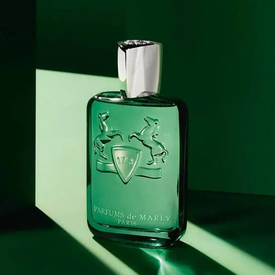 בושם Greenley (גרינלי) Parfums de Marly יוניסקס, זווית צילום אלגנטית המבליטה את עיצוב הנישה היוקרתי.