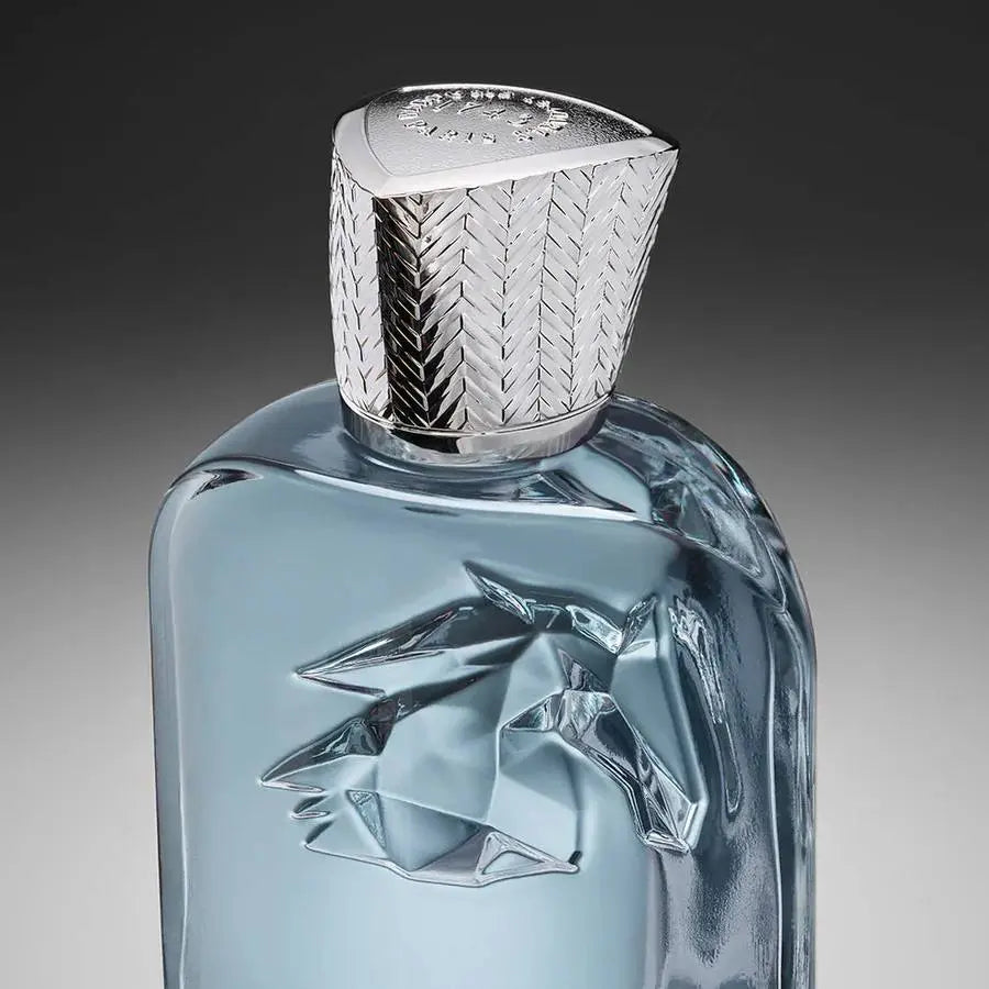 תקריב על הפקק המעוצב והמתז של בושם Valero (וולרו) Parfums de Marly יוניסקס 100 מ"ל, לפיזור עשיר, מדויק ואחיד של הניחוח.