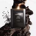 נר ריחני Oud Wood Tom Ford – וייב אוד-עצי יוקרתי לחלל הבית